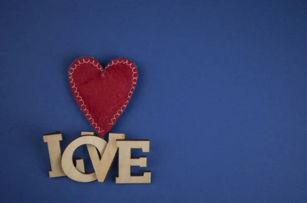 Palabra Amor Corazones Pequeños Sobre Fondo Papel Azul Oscuro Vista — Foto de Stock