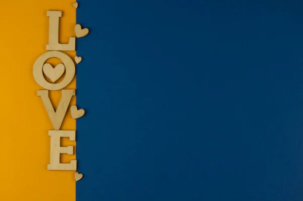 Любовное Слово Маленькие Сердца Цветном Бумажном Фоне Вид Сверху День — стоковое фото
