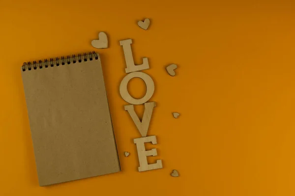 Miłosne Słowo Małe Serca Kolorowym Papierowym Tle Widok Walentynki Przestrzeń — Zdjęcie stockowe