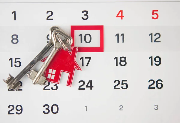 买房子或卖房子的日子 租金或贷款付款日 日历和房子 是时候给你的房子投保了 空白的文字空间 抵押贷款 — 图库照片