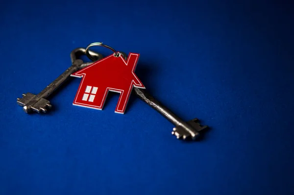 Klíč Dům Tvaru Klíče Uspořádání Modrém Pozadí Pohled Shora Plochý — Stock fotografie