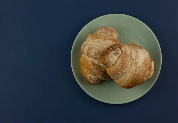 Croissant Kék Háttér Friss Pékség Édes Desszert Zsemle Snack Egészséges — Stock Fotó