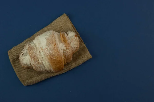 Croissant Blå Bakgrund Färska Bageri Söt Dessert Bullar Mellanmål Hälsosam — Stockfoto