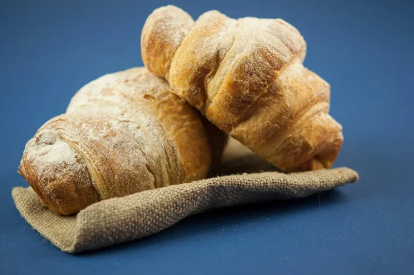 Croissant Niebieskim Tle Świeże Piekarnia Słodki Deser Bułka Przekąska Zdrowy — Zdjęcie stockowe