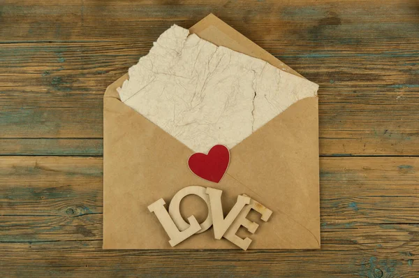 Miłość Alfabet Drewniane Słowo Brązowej Literze Papieru Drewniane Tło Stołu — Zdjęcie stockowe