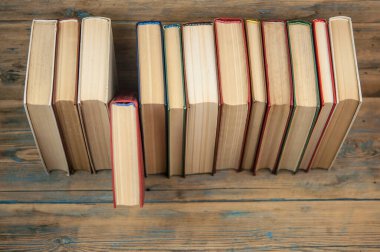 Ahşap arka plan üzerinde kitap. Kopya alanı ile okula dönüş.