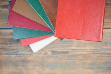 Ahşap arka plan üzerinde kitap. Kopya alanı ile okula dönüş.