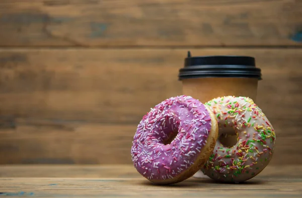 Leckere Donuts Mit Streuseln Und Pappbecher Auf Holztisch — Stockfoto