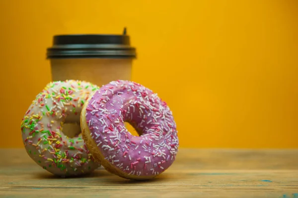 Donuts Délicieux Avec Des Aspersions Une Tasse Papier Sur Une — Photo