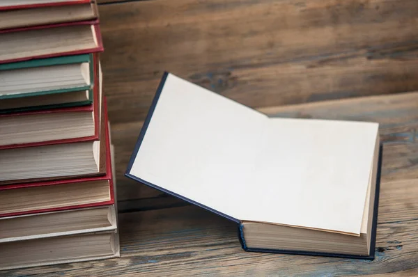 Stapel Boeken Houten Achtergrond Terug Naar School Met Kopie Ruimte — Stockfoto