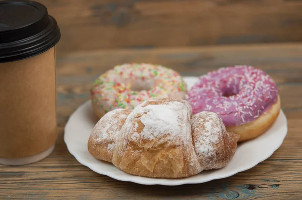 Donuts Gostosos Com Polvilhas Xícara Papel Mesa Madeira — Fotografia de Stock