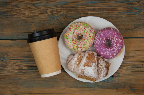 Deliciosas Rosquillas Con Chispas Taza Papel Mesa Madera — Foto de Stock