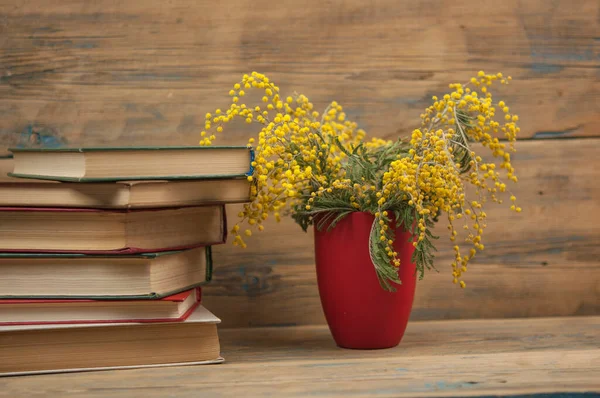 Empilhe Livros Sobre Fundo Madeira Voltar Para Escola Com Espaço — Fotografia de Stock