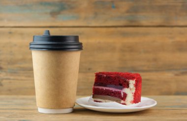 Tahta arka planda kahve fincanı kağıdı ve bisküvi..