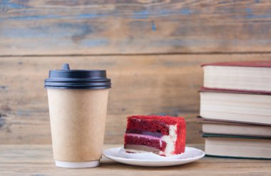 Tahta arka planda kahve fincanı kağıdı ve bisküvi..