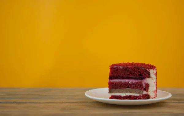 Bolo Festivo Uma Porção Bolo Pedaço Bolo Está Uma Mesa — Fotografia de Stock