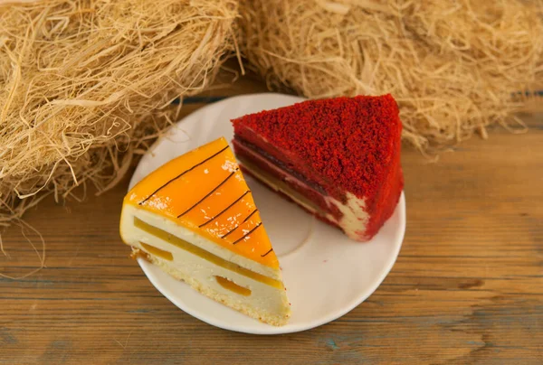 喜庆的蛋糕蛋糕的一部分 一块蛋糕放在一张木制桌子上 — 图库照片