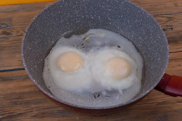 Ahşap Masa Arkasında Sahanda Yumurta Kahvaltı — Stok fotoğraf