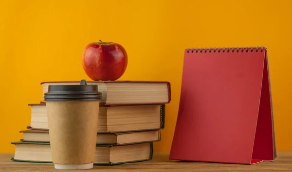 Ein Apfel Auf Einem Stapel Bücher Auf Dem Tisch Zurück — Stockfoto