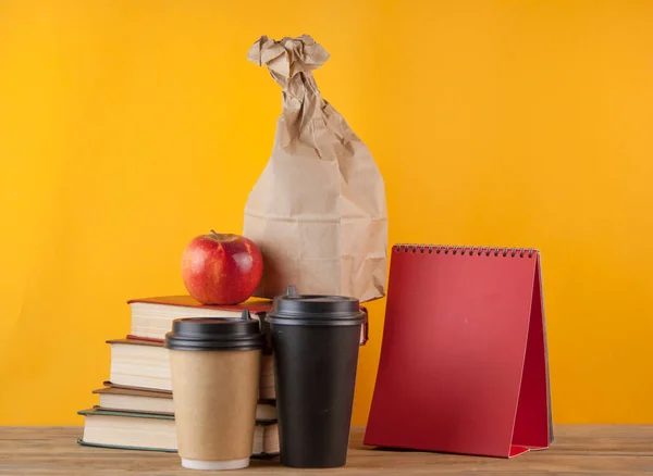 Äpple Och Lunch Väska Träbord Bakgrund Frukost Lunch — Stockfoto