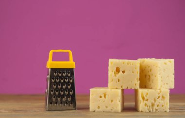 Mutfak masasında minyatür rende peynirleri üst üste koy.