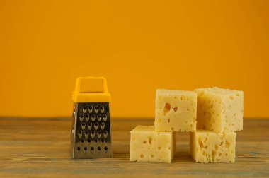 Mutfak masasında minyatür rende peynirleri üst üste koy.