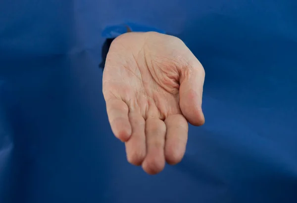 Vrouwelijke Vuist Ponsen Door Blauw Papier Achtergrond Oorlog Strijd Conflict — Stockfoto