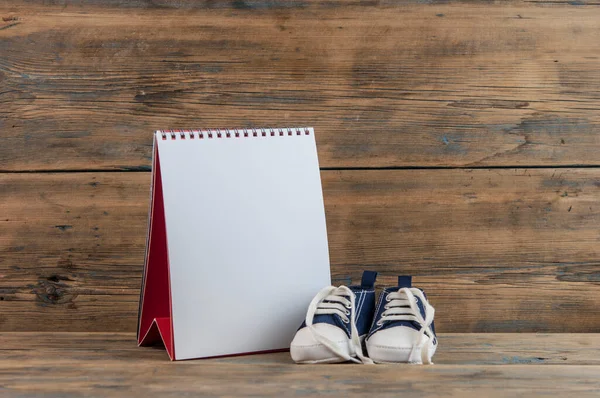 Geselecteerde Datum Kalender Gedetailleerdheid Van Baby Schoenen — Stockfoto