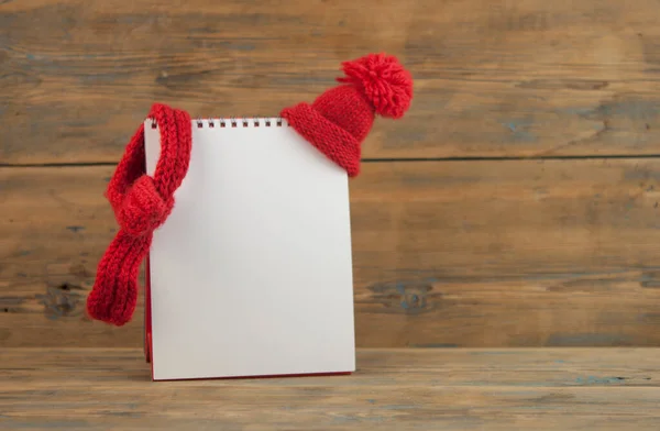 Sombrero Invierno Con Bufanda Colgando Calendario Escritorio Blanco — Foto de Stock