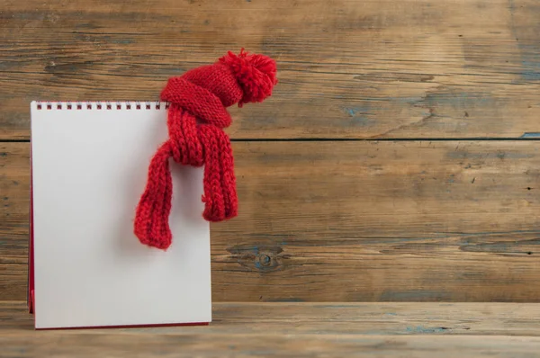 Sombrero Invierno Con Bufanda Colgando Calendario Escritorio Blanco — Foto de Stock