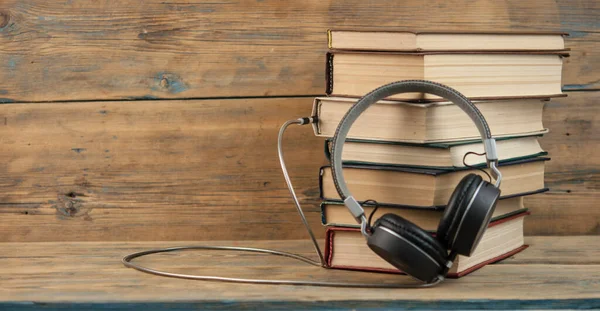 Koncepcja Książki Audio Słuchawki Książki Drewnianym Stole Miejscem Tekst — Zdjęcie stockowe
