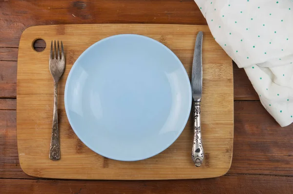 餐桌布置 空盘子 刀叉和餐巾 顶部视图和带有复制空间的平面布局 — 图库照片