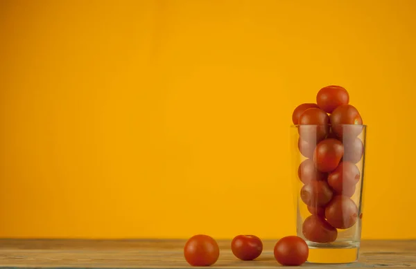 Kleine Rote Kirschtomaten Einer Durchsichtigen Glasschale Auf Einem Holztischhintergrund Rotes — Stockfoto