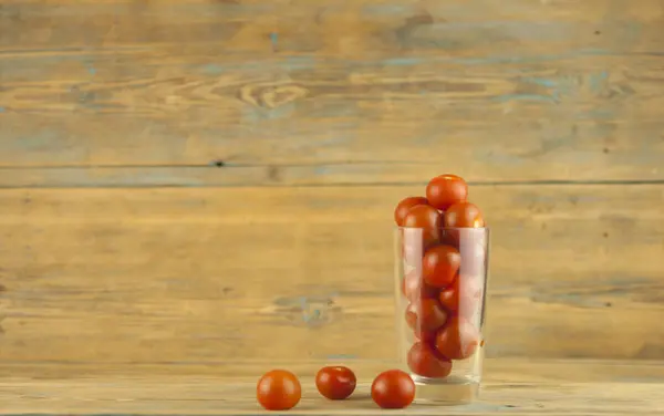 Kleine Rote Kirschtomaten Einer Durchsichtigen Glasschale Auf Einem Holztischhintergrund Rotes — Stockfoto