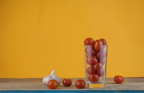 Kleine Rote Kirschtomaten Einer Durchsichtigen Glasschale Auf Einem Holztischhintergrund Rotes — Stockfoto