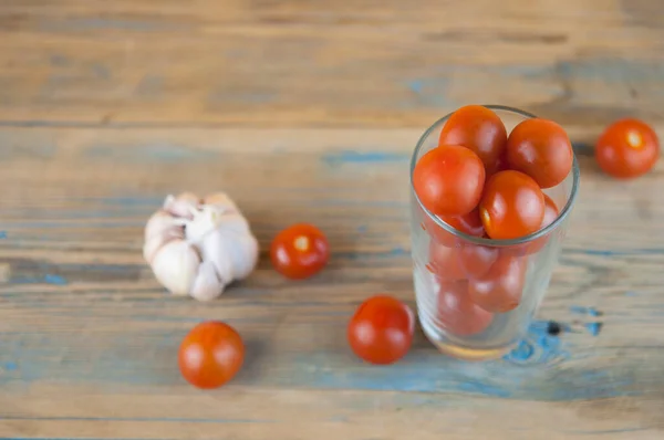 Tomates Cereja Mesa Madeira Com Alho Dianteiro — Fotografia de Stock