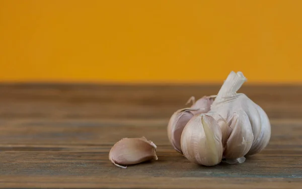 Heads Garlic Wood Board — Stock Photo, Image