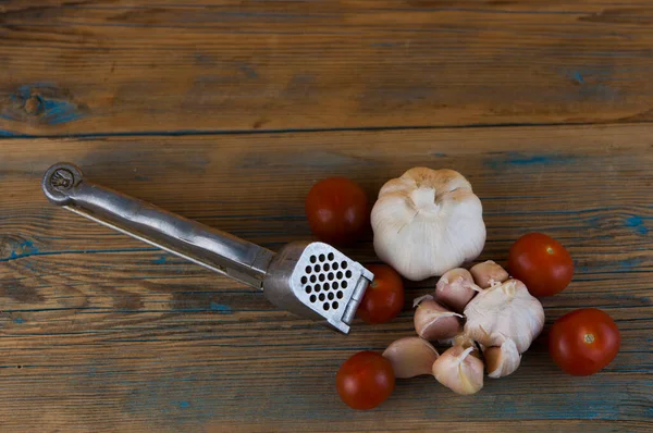 Tomates Cereja Mesa Madeira Com Alho Dianteiro — Fotografia de Stock