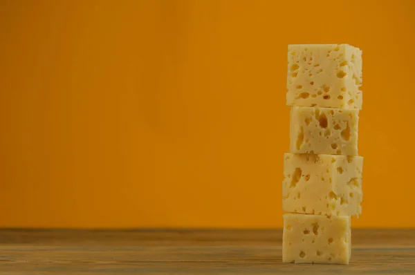 Peynir Küplerini Ahşap Mutfak Masasına Yığın — Stok fotoğraf