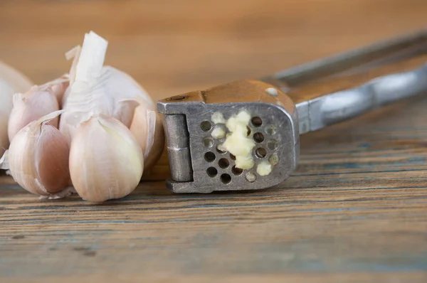 Hoofd Bol Knoflook Knoflook Presser Houten Rustieke Achtergrond — Stockfoto