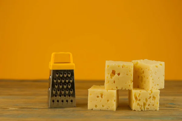 Cubi Formaggio Impilati Con Grattugia Miniatura Tavolo Cucina Legno — Foto Stock