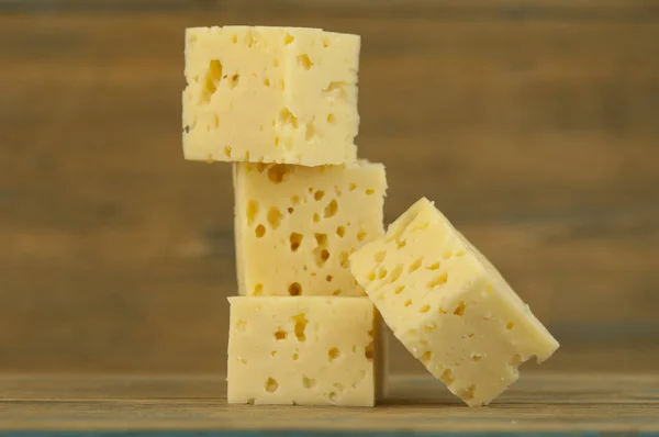 Stapel Kaasblokjes Een Houten Keukentafel — Stockfoto