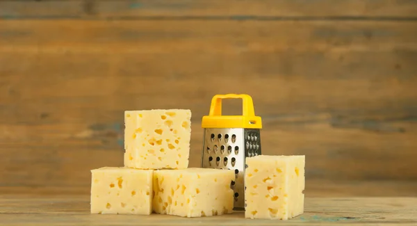 Käsewürfel Mit Miniaturreibe Auf Einem Holztisch Stapeln — Stockfoto