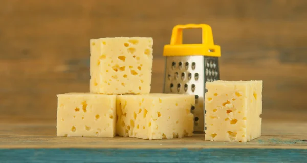 Mutfak Masasında Minyatür Rende Peynirleri Üst Üste Koy — Stok fotoğraf