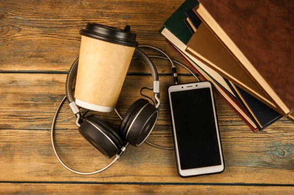 Audiolibros Libro Auriculares Negro Sobre Mesa Madera Vista Superior Fotos de stock libres de derechos