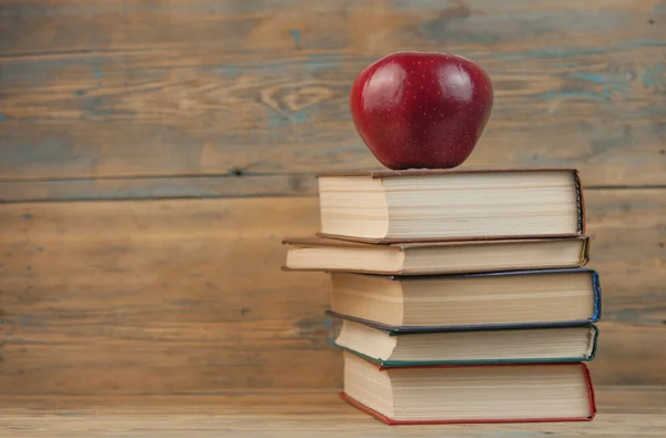 Bücherstapel Mit Rotem Apfel Auf Dem Holztisch Mit Kopierraum Zurück — Stockfoto