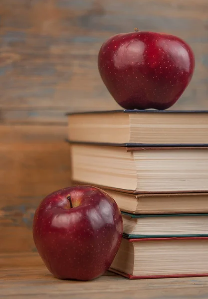 Bücherstapel Mit Rotem Apfel Auf Dem Holztisch Mit Kopierraum Zurück — Stockfoto