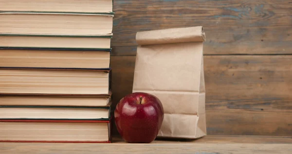 Bücherstapel Mit Rotem Apfel Lunchpaket Auf Dem Holztisch Mit Kopierraum — Stockfoto