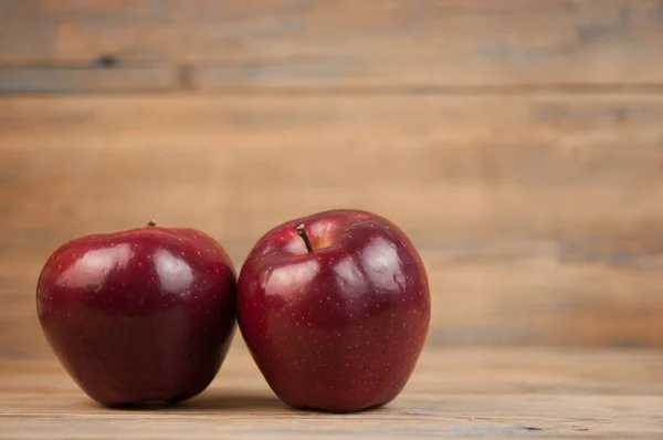Dois Vermelho Brilhante Pronto Para Comer Apple Rústico Celeiro Setting — Fotografia de Stock