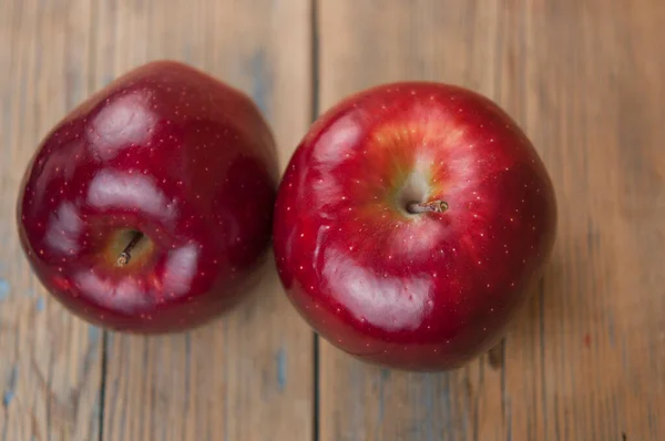Två Ljusa Röda Och Redo Att Äta Äpple Rustik Barn — Stockfoto